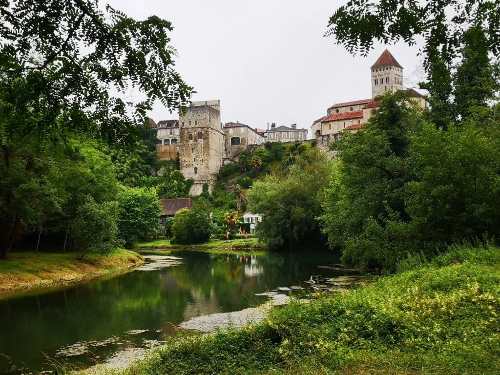 10 - Reflets d'histoire – Forteresse se mirant dans la rivière