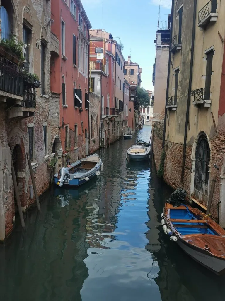 11 - Sérénade vénitienne – Perspective sur un canal et ses barques