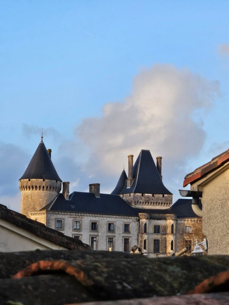 12 - Majesté de pierre – Tours de château sous un ciel chargé