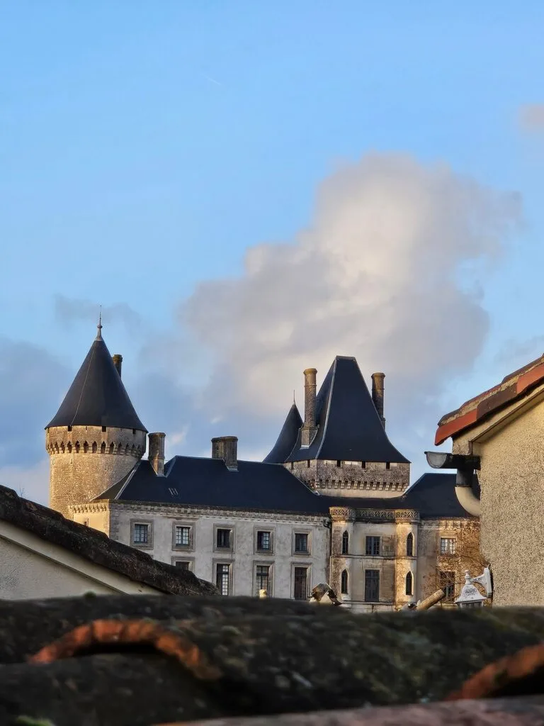 12 - Majesté de pierre – Tours de château sous un ciel chargé