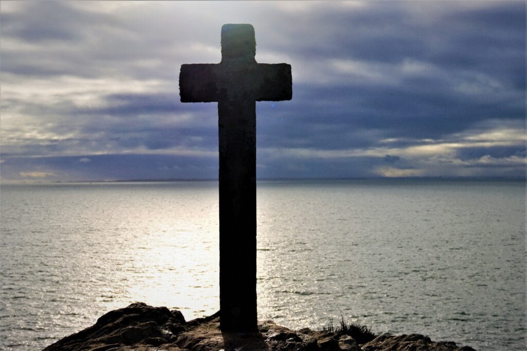 13 - Croix de lumière – Silhouette d'une croix face à l'océan
