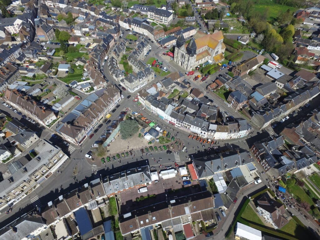 14 - Gournay : Cœur battant – Vue aérienne de la place et l'église