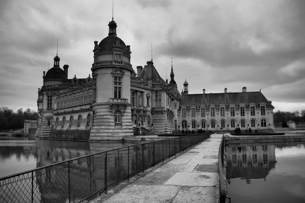 15 - Chantilly : Nuances grises – Façade classique du château de Chantilly en noir et blanc