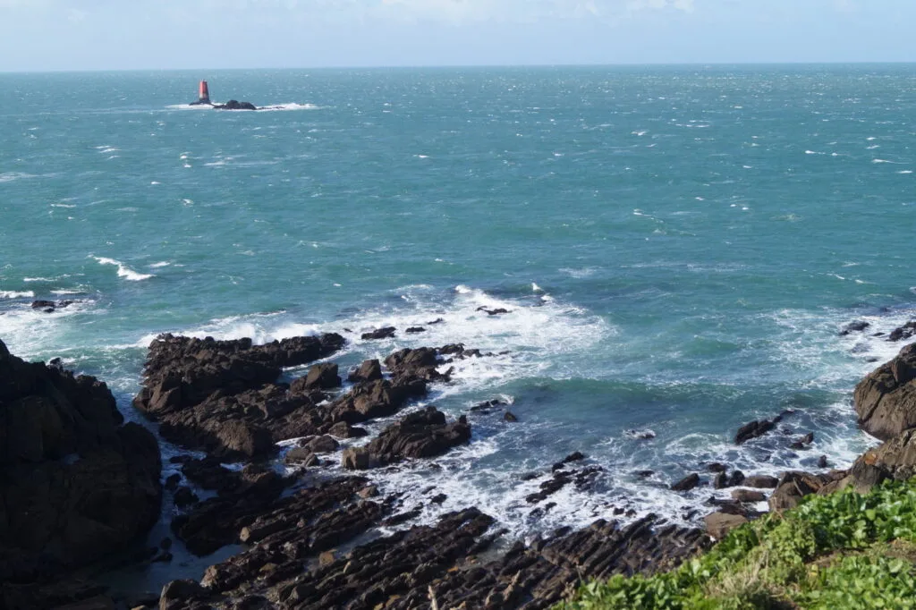 16 - Phare du large – La sentinelle rouge isolée en mer