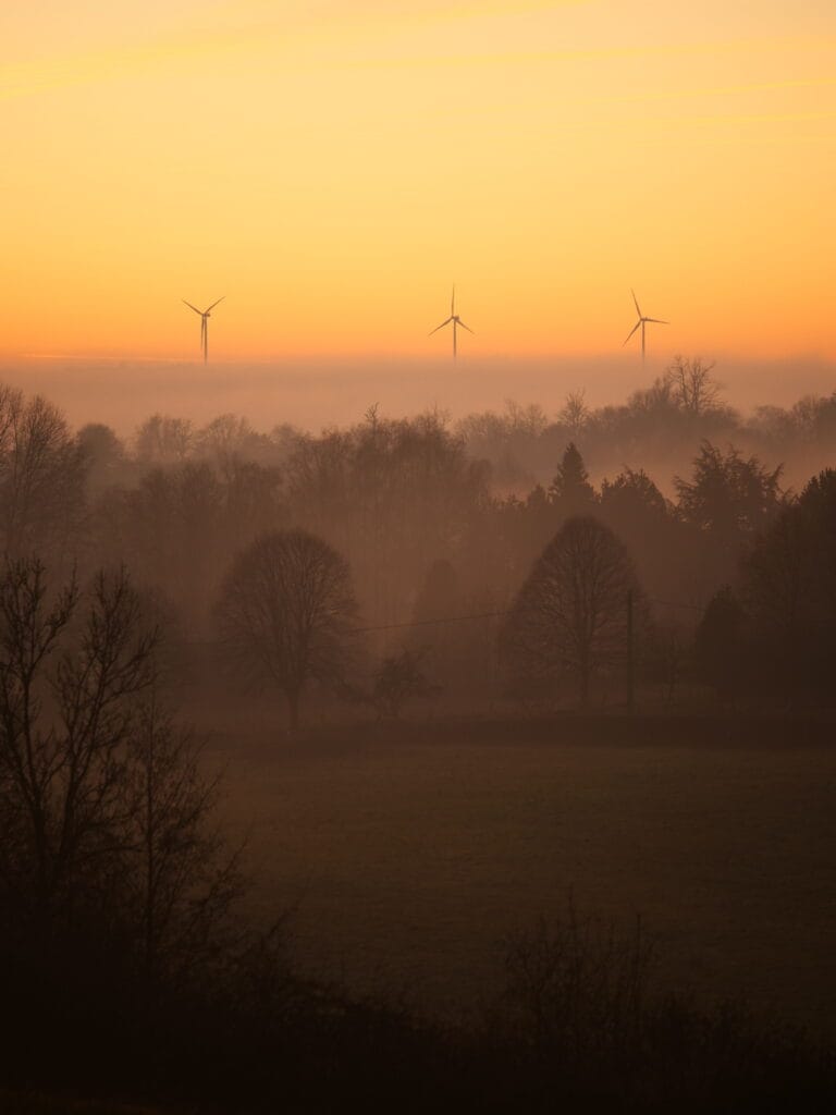 19 - Géants au levant – Éoliennes émergeant des nappes de brume