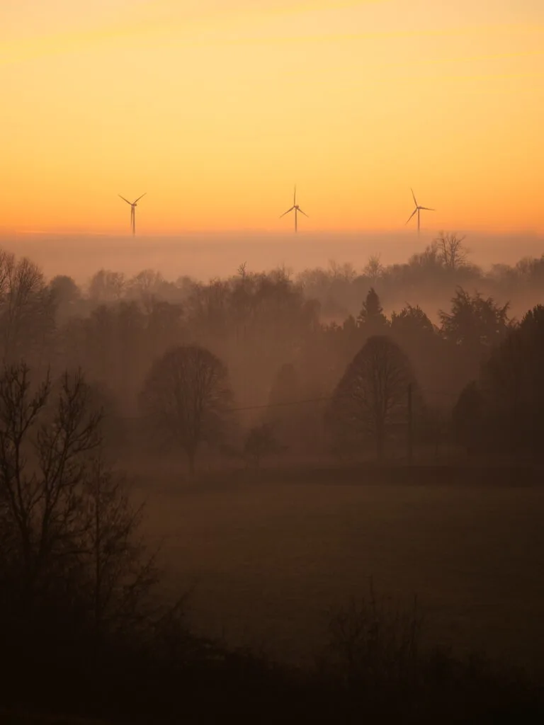 19 - Géants au levant – Éoliennes émergeant des nappes de brume