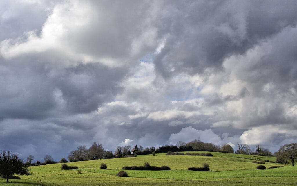 23 - Coteaux tourmentés – Ciel de traîne sur les courbes herbeuses