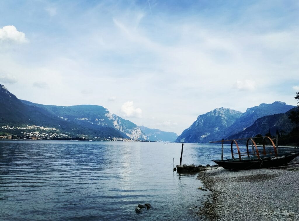 25 - Crépuscule sur l'eau – Barque immobile sur un lac de montagne