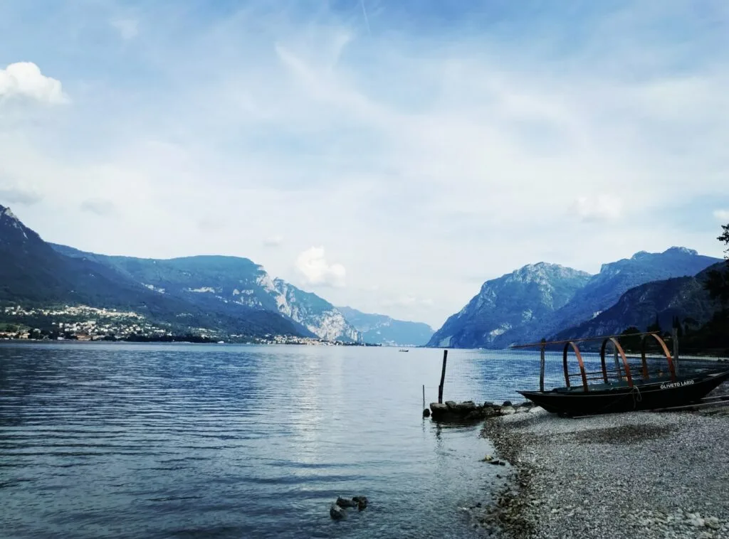 25 - Crépuscule sur l'eau – Barque immobile sur un lac de montagne