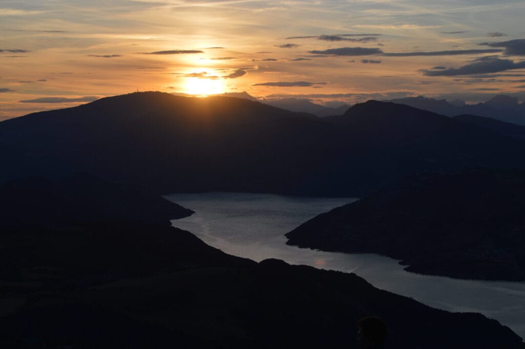 28 - Or d'altitude – Le soleil s'éteignant derrière les sommets
