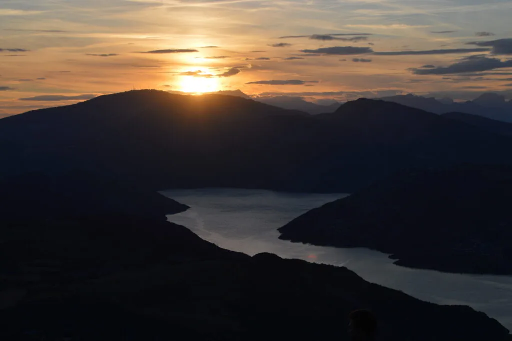 28 - Or d'altitude – Le soleil s'éteignant derrière les sommets