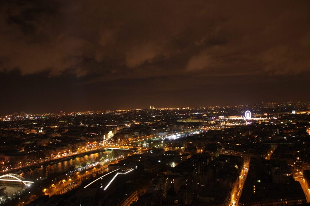 29 - Lumières de minuit – Vue nocturne sur la ville illuminée