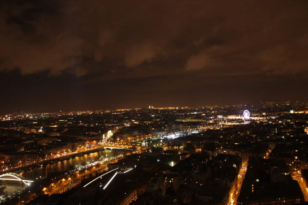 29 - Lumières de minuit – Vue nocturne sur la ville illuminée