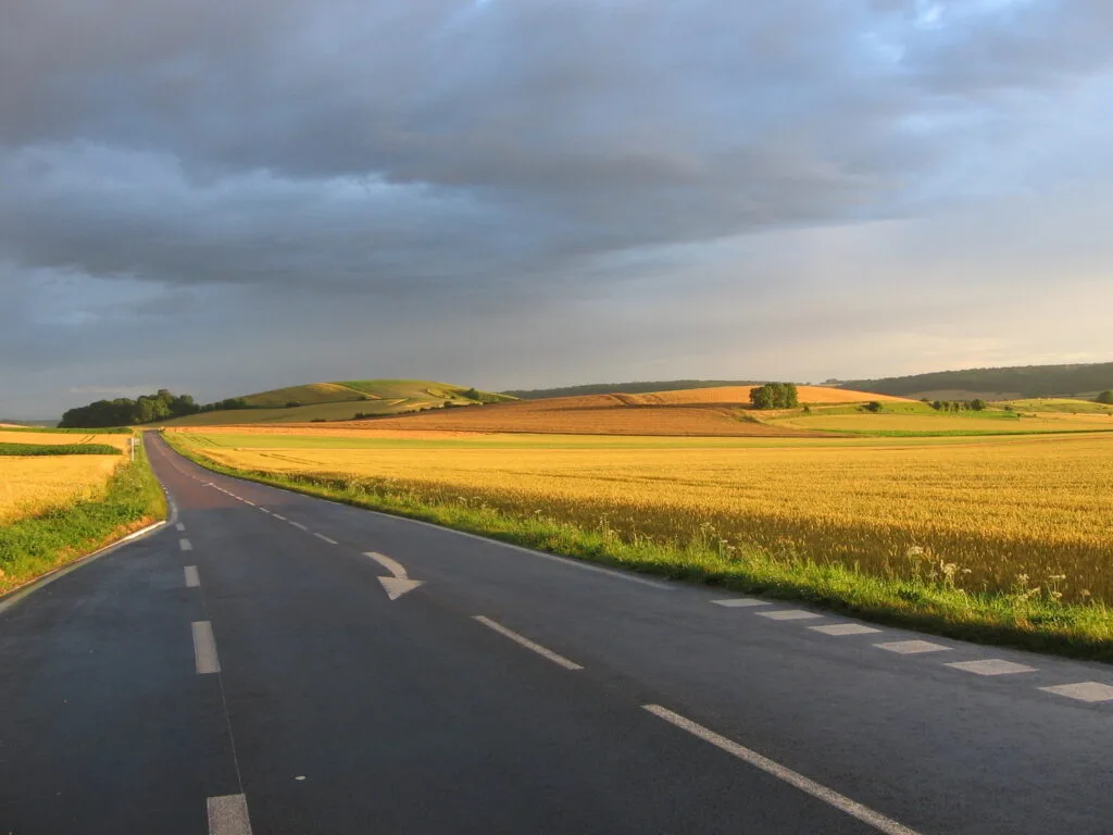 38 - Route vers l'horizon – Ruban d'asphalte fendant les champs dorés