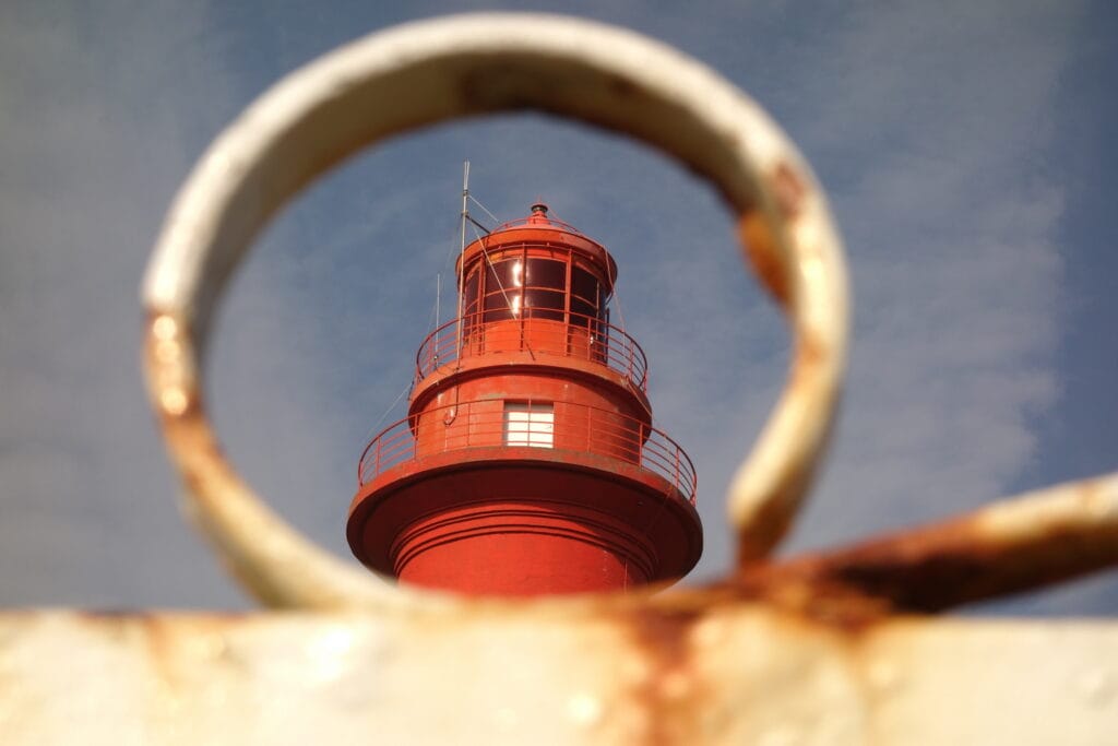 48 - Phare au miroir – Vision du phare rouge à travers un anneau de métal