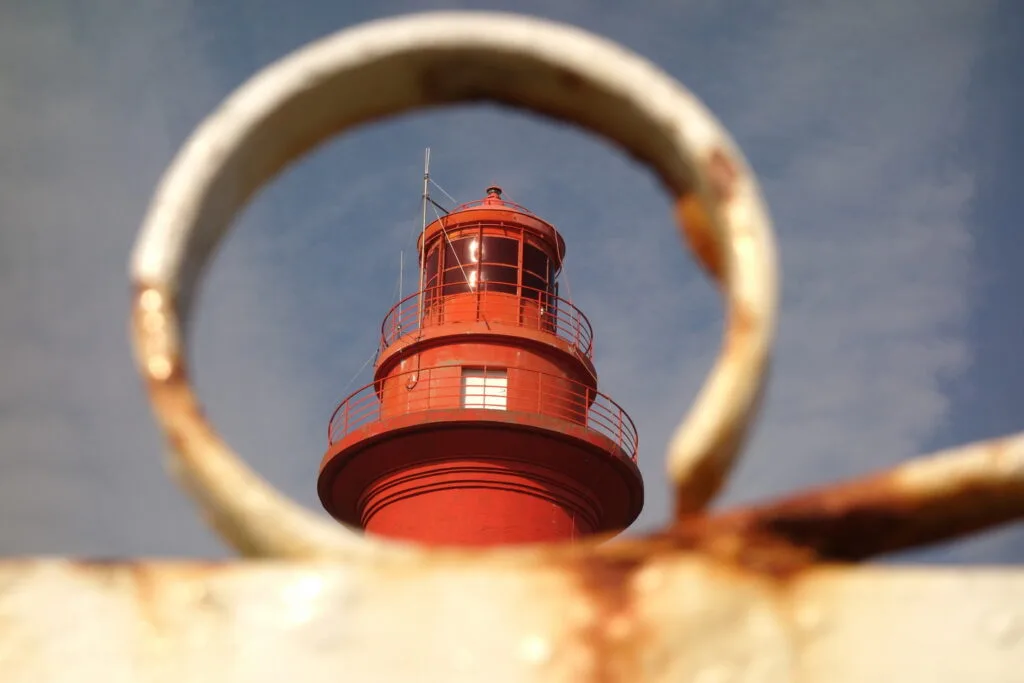 48 - Phare au miroir – Vision du phare rouge à travers un anneau de métal