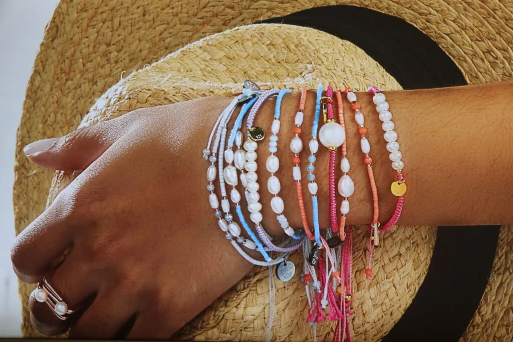 59 - Parures d'été – Poignet orné de bracelets et chapeau de paille