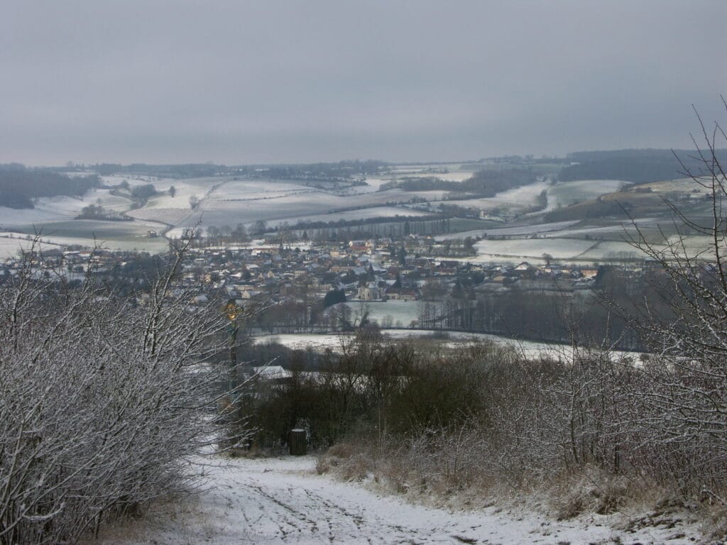 5 - Village drapé blanc – Vue panoramique sous la neige