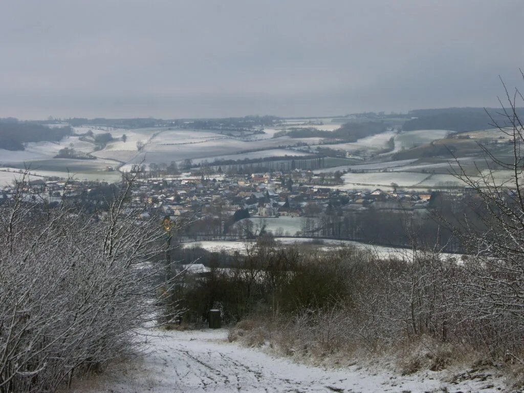 5 - Village drapé blanc – Vue panoramique sous la neige