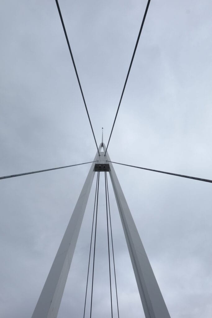 51 - Fil d'horizon pur - Haubans d'acier s'élèvant avec précision le long du mât blanc