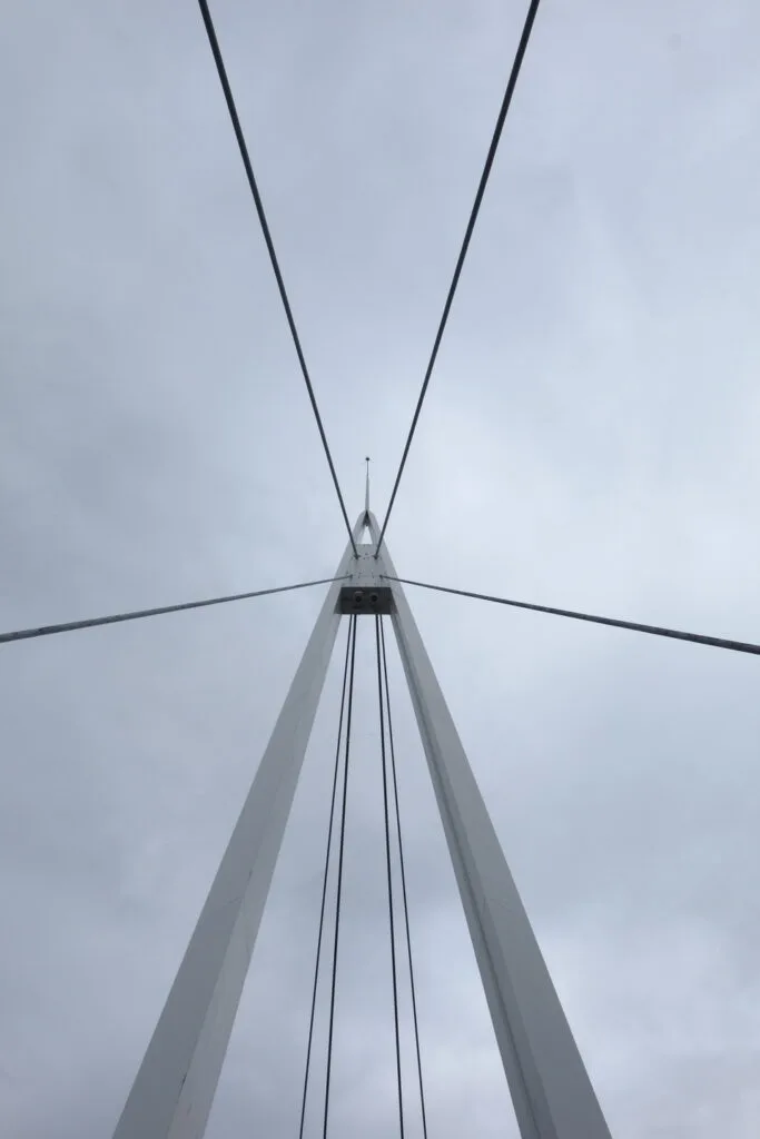 51 - Fil d'horizon pur - Haubans d'acier s'élèvant avec précision le long du mât blanc