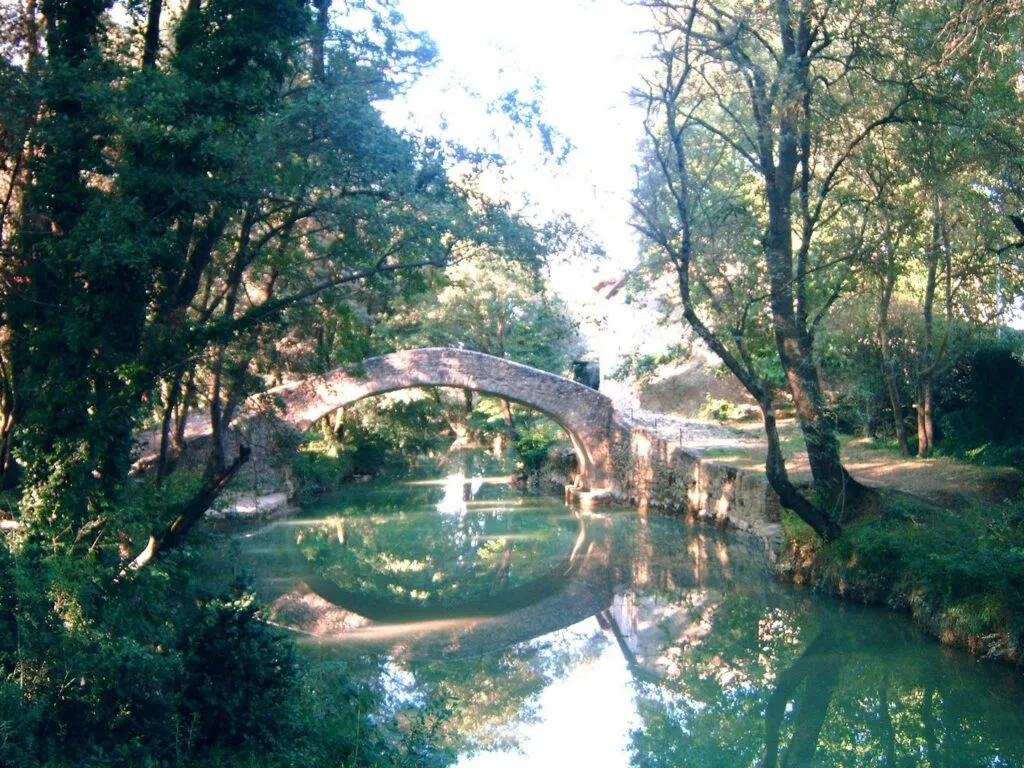 6 - L'arc au miroir – Pont de pierre se reflétant dans l'eau