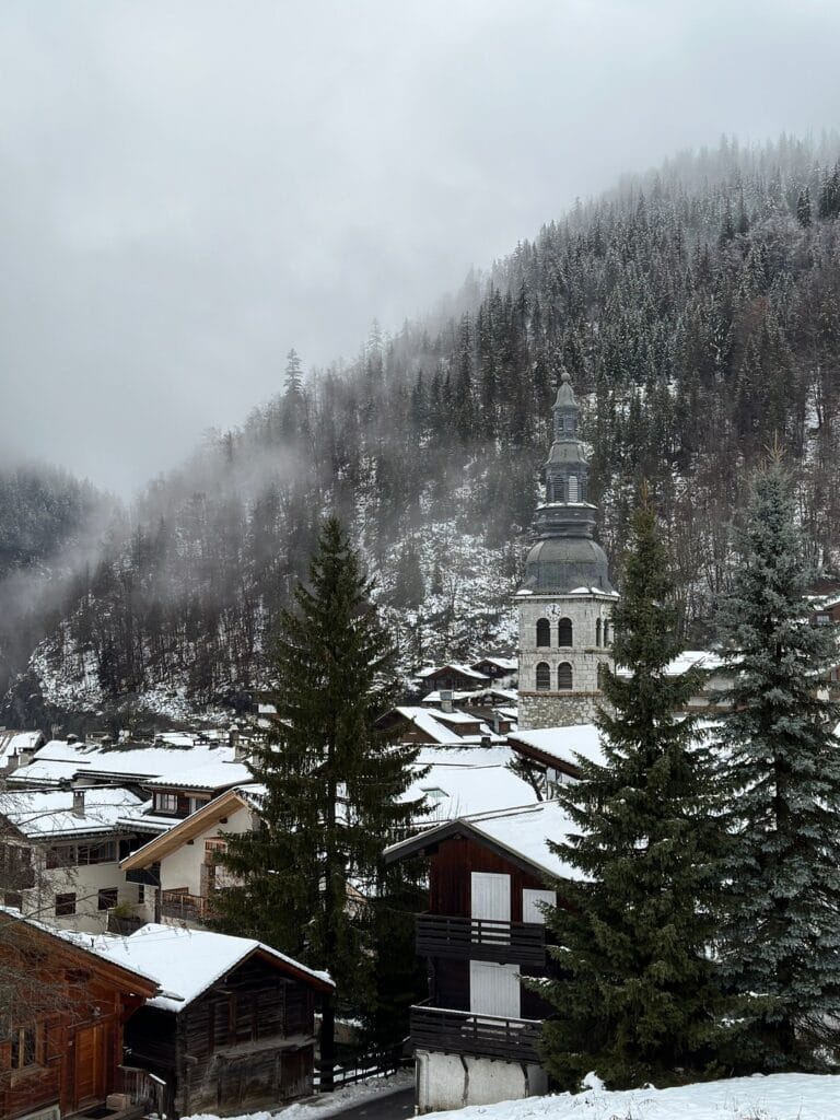 8 - Clocher des neiges – Église et toits enneigés